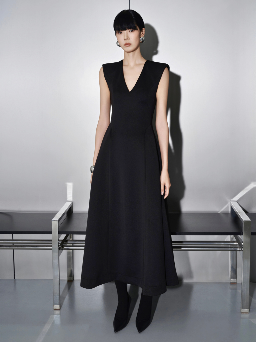 [PRE-ORDER]Black V Neck Midi Dress