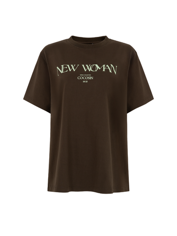 เสื้อยืดลายกราฟฟิกสีน้ำตาลเข้ม